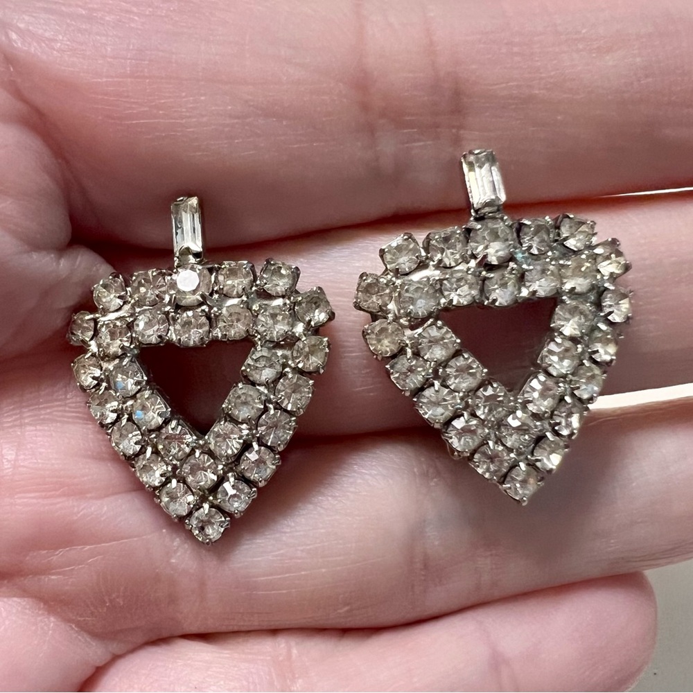 Vintage 1950's LISNER Triangle V Rhinestone Dressy Silver Tone‎ Clip On Earrings